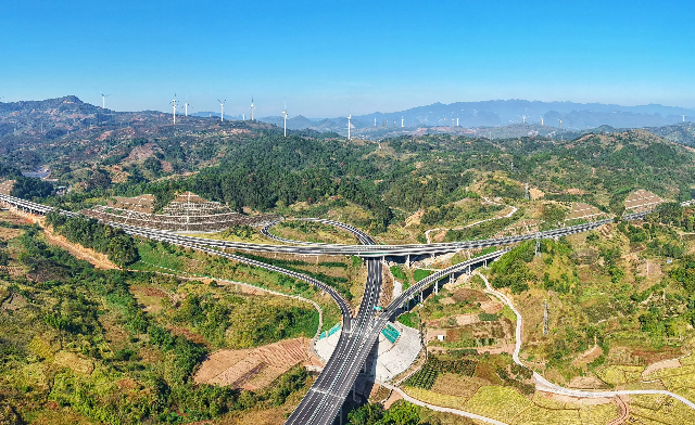 恭城互通四通八達，架起少數(shù)民族地區(qū)高質量發(fā)展的希望。 (1).jpg